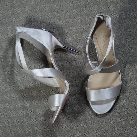 Imagine by Vince Camuto Size 8 White Satin 3.5" Silver Metal Cover Heel Like new - Picture 1 of 5